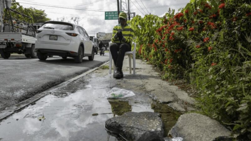 Urgente Llamado a Reparar Aceras y Fuga de Agua en Los Jardines del Norte