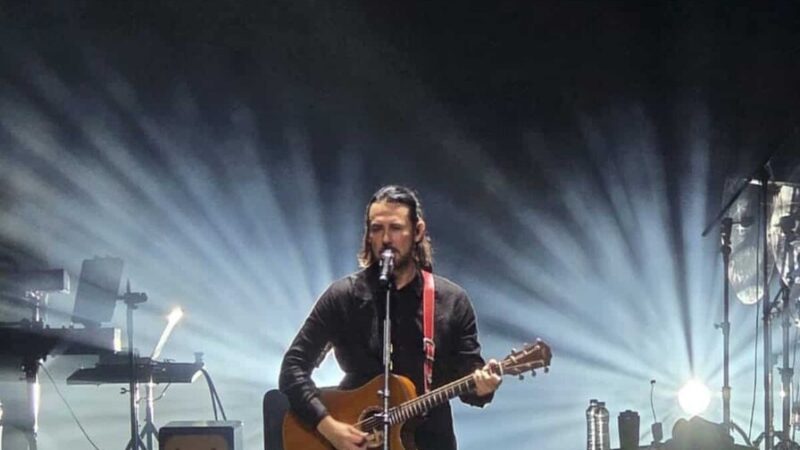 Beto Cuevas Encanta a Santiago con su Espectáculo Acústico