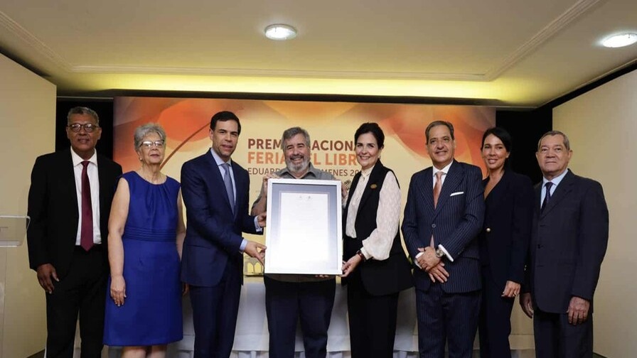 Pablo Mella Recibe el Premio Nacional Feria del Libro Eduardo León Jimenes 2026