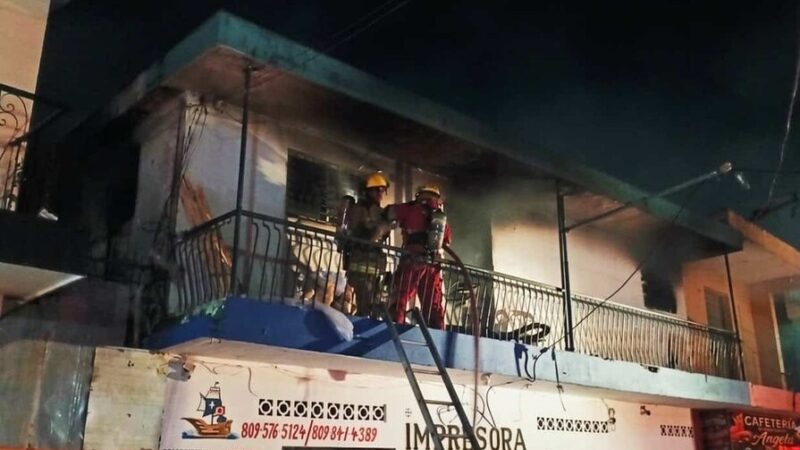 Incendio en Santiago Devasta Mueblería en Gurabito