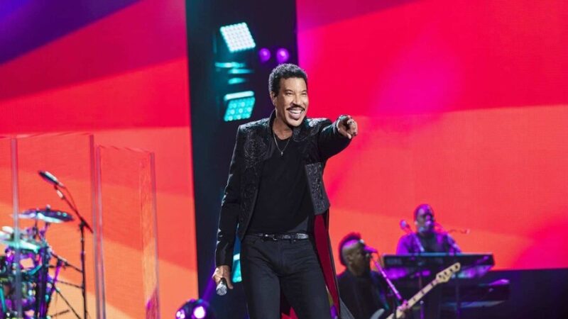 Lionel Richie Regresa a Casa Tras Hospitalización en St. Louis