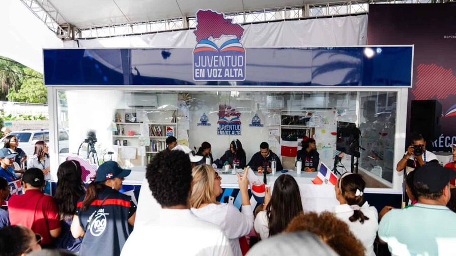 Jóvenes Dominicanos Rompen Récord de Lectura en Voz Alta