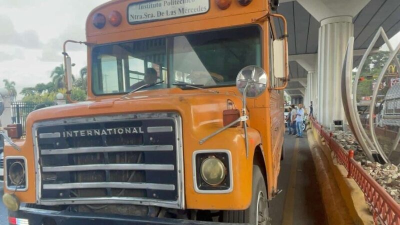 Trágico Accidente en Santiago: Mujer Pierde la Vida en Colisión con Autobús Escolar