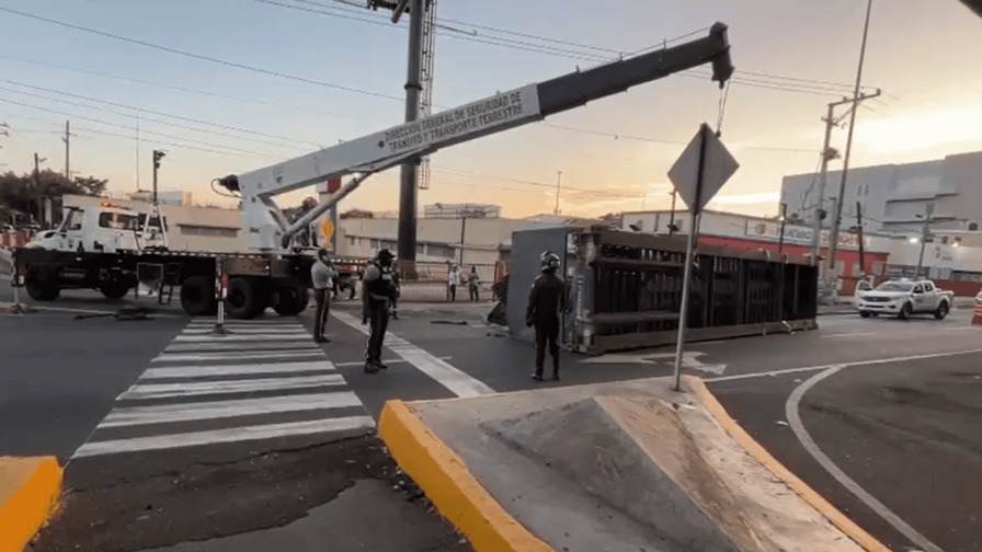 Vuelco de Patana en la John F. Kennedy Desata Caos Vehicular