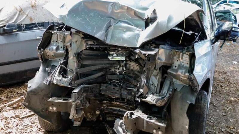 Accidente en Santiago Deja Cuatro Heridos y Derriba Postes Eléctricos