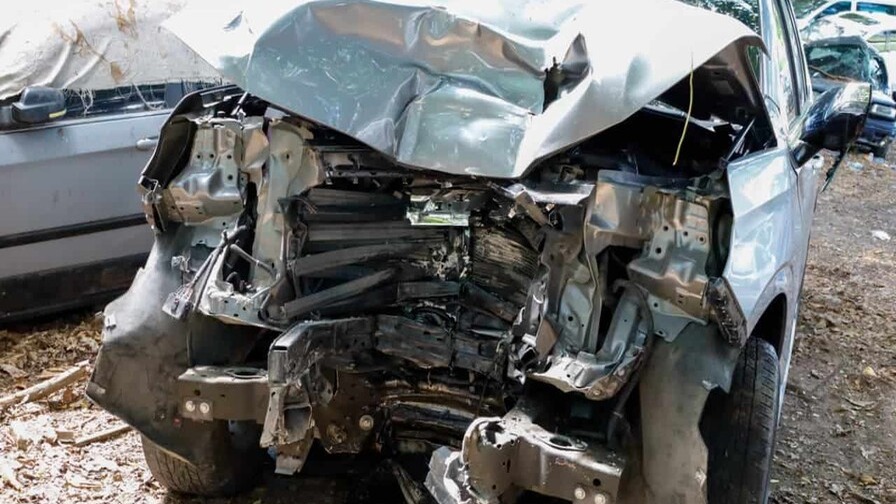 Accidente en Santiago Deja Cuatro Heridos y Derriba Postes Eléctricos