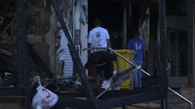 Devastador Incendio Frente a la UASD Deja Familias y Negocios en Ruinas