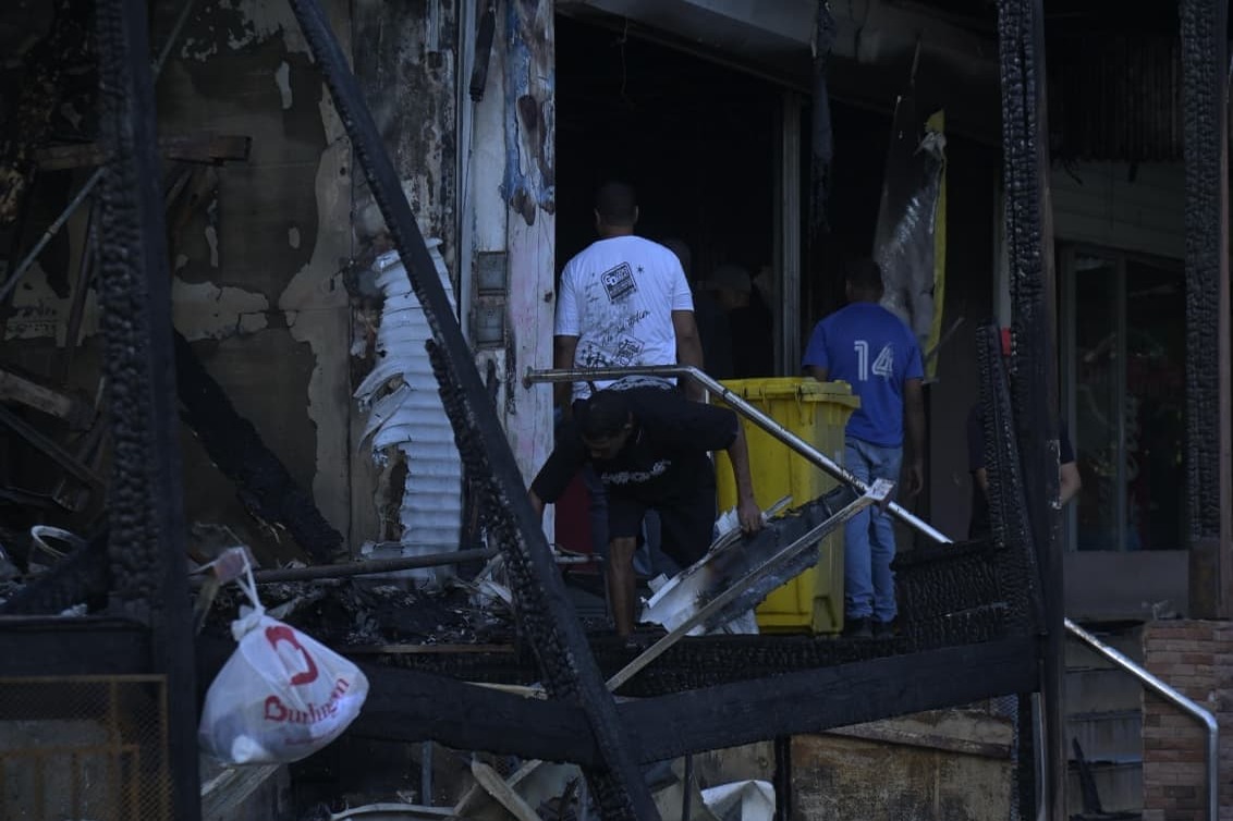 Devastador Incendio Frente a la UASD Deja Familias y Negocios en Ruinas