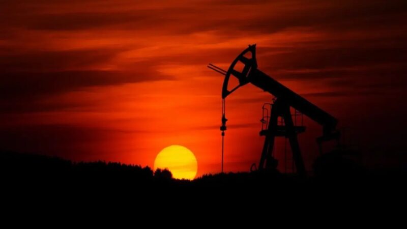 Descenso del Petróleo de Texas ante Posible Diálogo entre EE.UU. e Irán