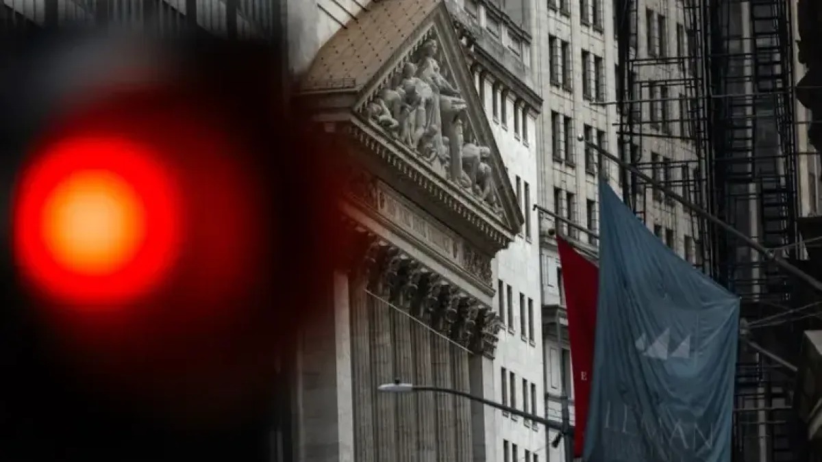 Wall Street Cierra en Baja por Temores a la IA y Aumento del Petróleo
