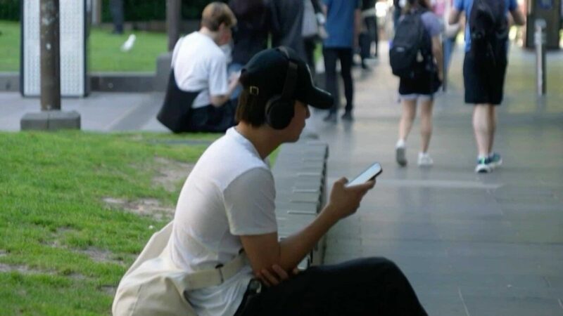 Australia Impone Multas Millonarias a Redes Sociales por Contenido Dañino