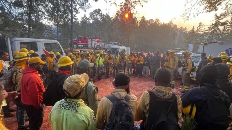 Incendio en Sierra de Bahoruco amenaza el mirador del Hoyo de Pelempito