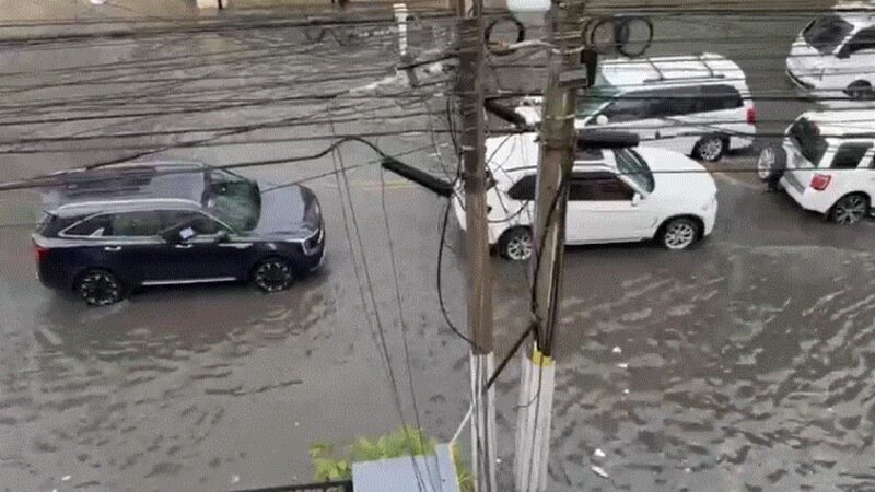 Intensas Lluvias Causan Inundaciones y Caos Vehicular en Santo Domingo