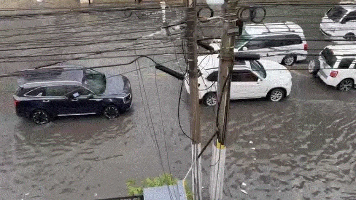 Intensas Lluvias Causan Inundaciones y Caos Vehicular en Santo Domingo