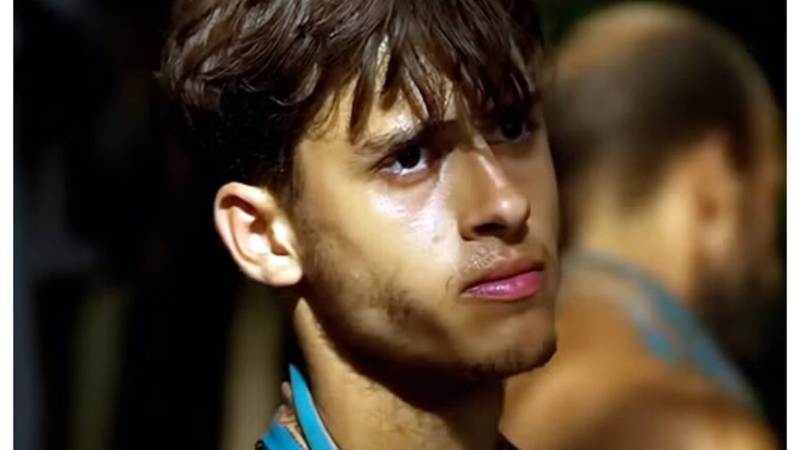 Exparticipante de ‘Survivor Grecia’ Demanda por $100 Millones tras Accidente en RD