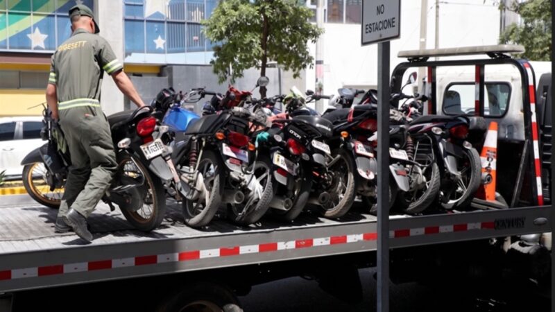 Operativo de Tránsito Fiscaliza a 158 Motociclistas en Santo Domingo