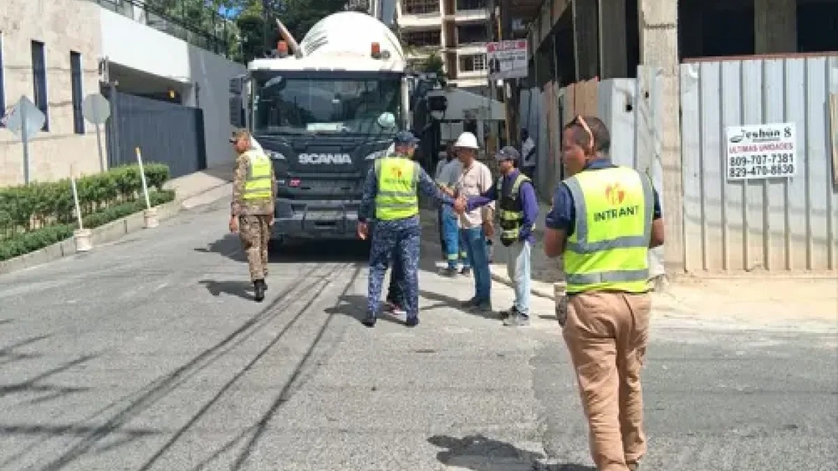 INTRANT Sanciona a 15 Constructoras por Obstrucción Vial en Santo Domingo
