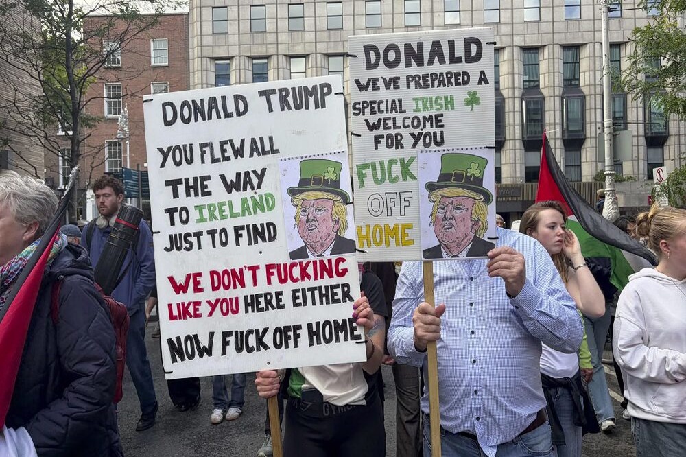 Multitudinaria Protesta en Dublín Contra la Visita de Donald Trump