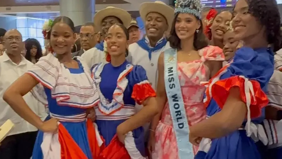 Joheirry Mola regresa a casa como Miss Mundo 2026 entre música y alegría
