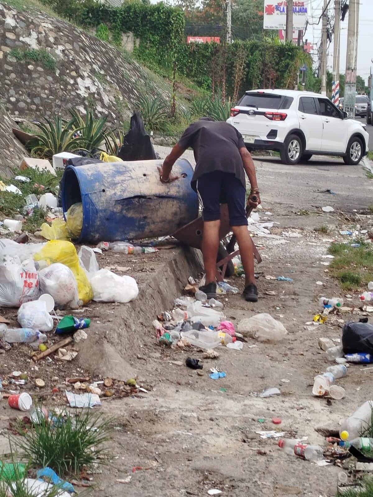 Residentes de Altos de Arroyo Hondo Exigen Solución a Problema de Basura