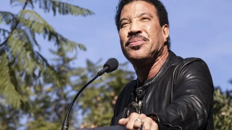 Lionel Richie en Cuidados Intensivos por Precaución Médica