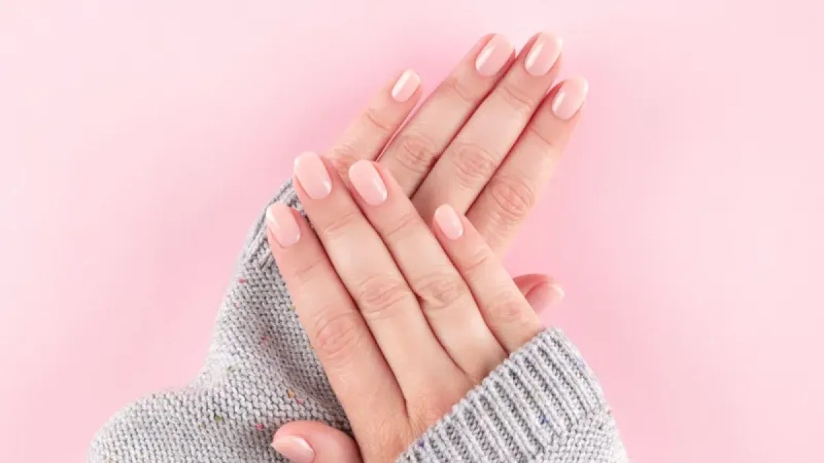 La Manicura Natural: Una Tendencia que Despierta Debate Social