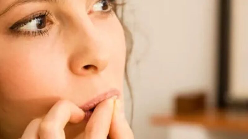 El Impacto de Morderse las Uñas en la Salud Bucal