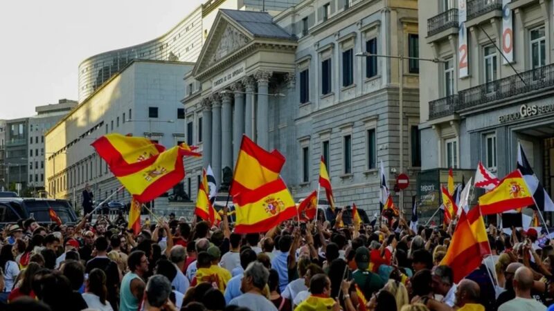 Tensión en Madrid: Enfrentamientos en concentración frente al Congreso dejan detenidos y policías heridos