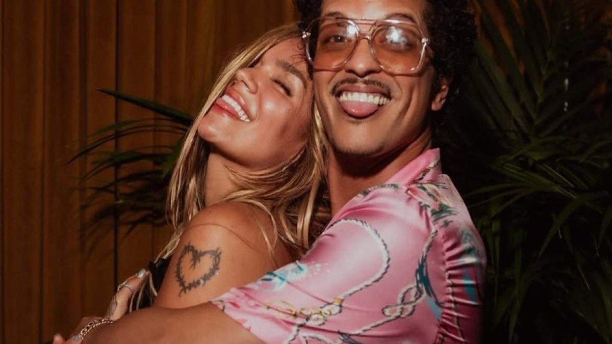Karol G y Bruno Mars Deslumbran con el Estreno del Videoclip ‘Still’