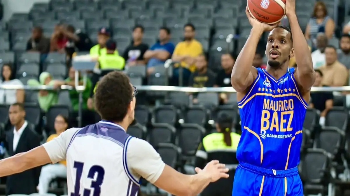 Mauricio Báez Suma Nueva Victoria en el Torneo de Baloncesto del Distrito