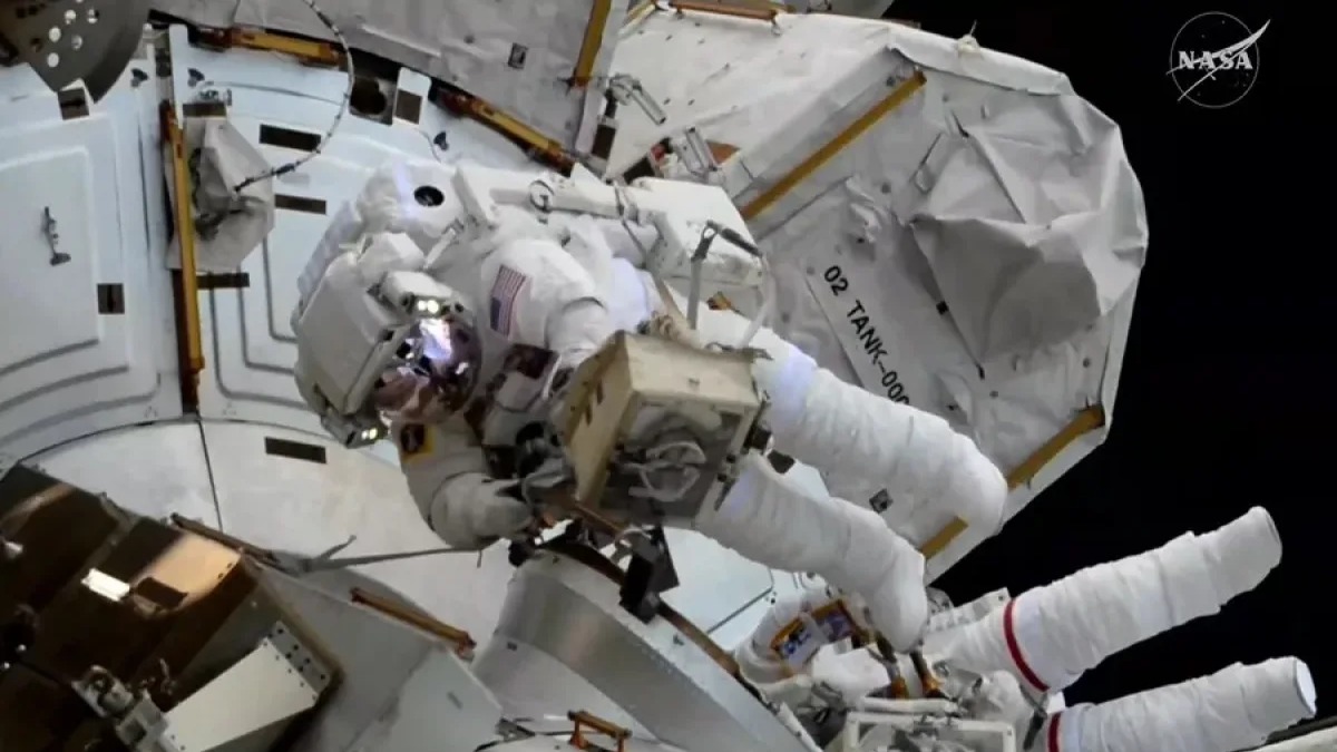 Astronautas Superan Desafíos en Caminata Espacial Crucial