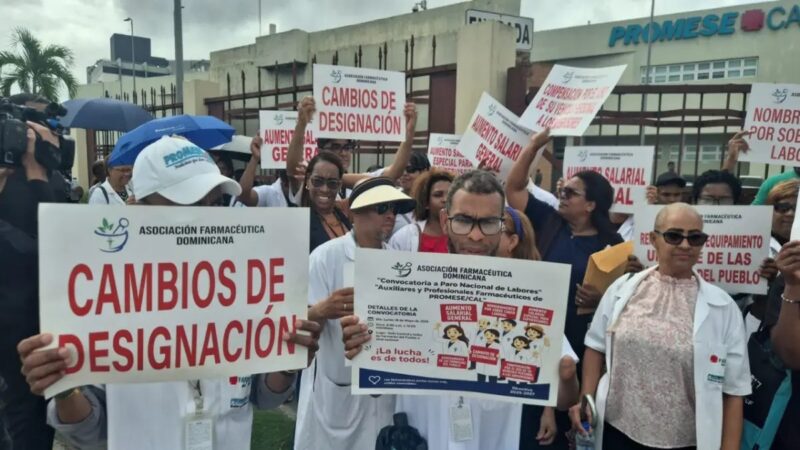 Farmacéuticos de Promese/Cal Exigen Mejoras Laborales en Protesta Frente a la Institución