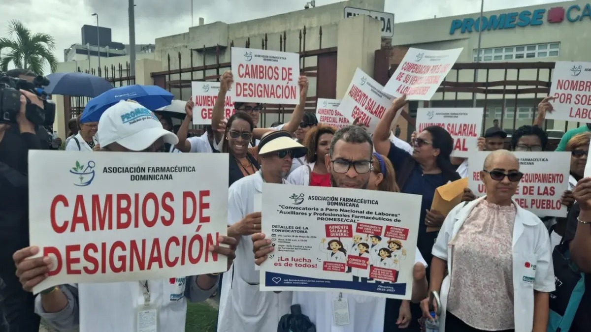 Farmacéuticos de Promese/Cal Exigen Mejoras Laborales en Protesta Frente a la Institución