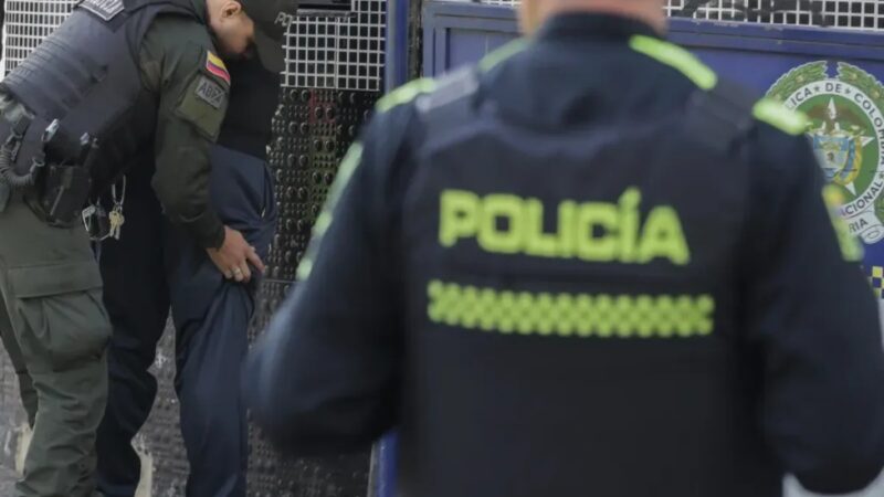 Incidente en Escuela de Medellín: Menor Realiza Disparos y se Autolesiona