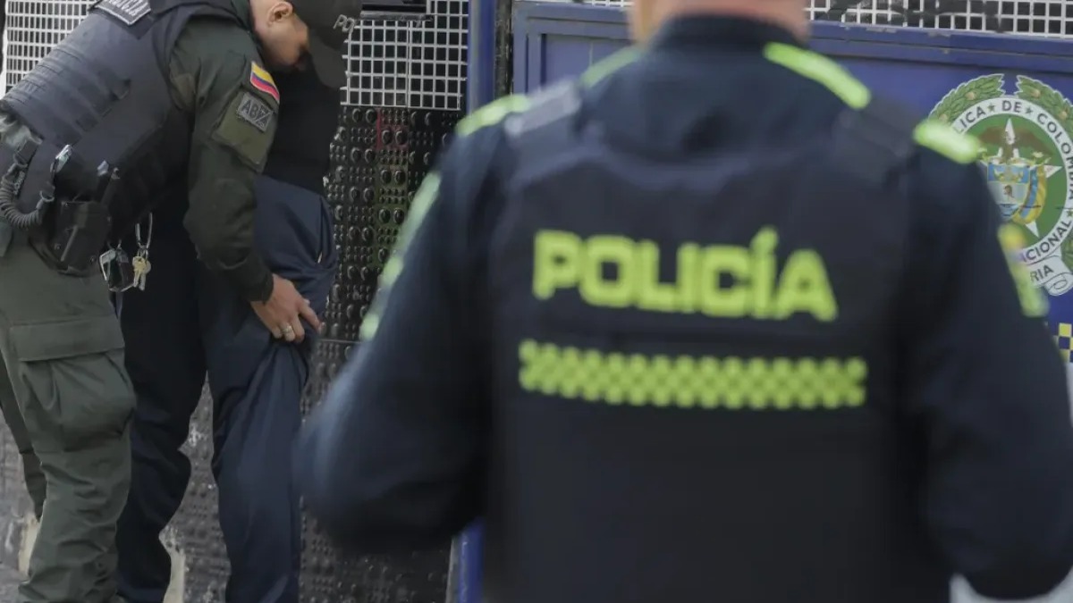 Incidente en Escuela de Medellín: Menor Realiza Disparos y se Autolesiona