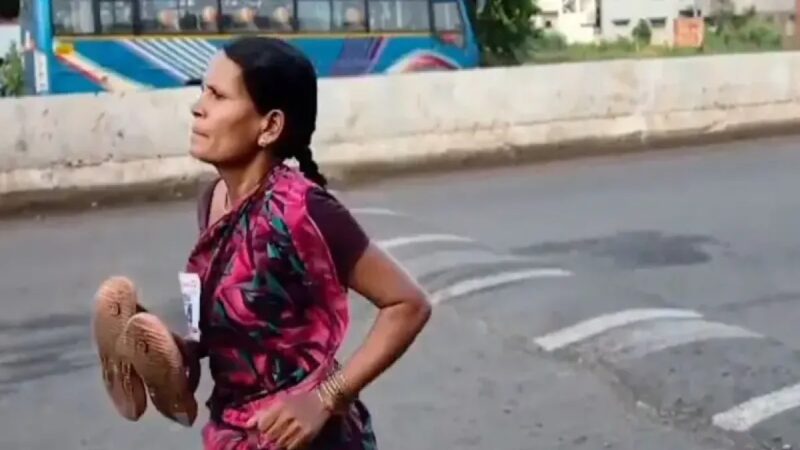 Madre India Corre Descalza para Asegurar el Futuro de su Hija