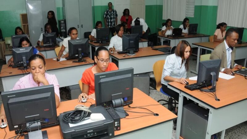 Maestros Dominicanos Reciben Incentivos por Evaluación de Desempeño