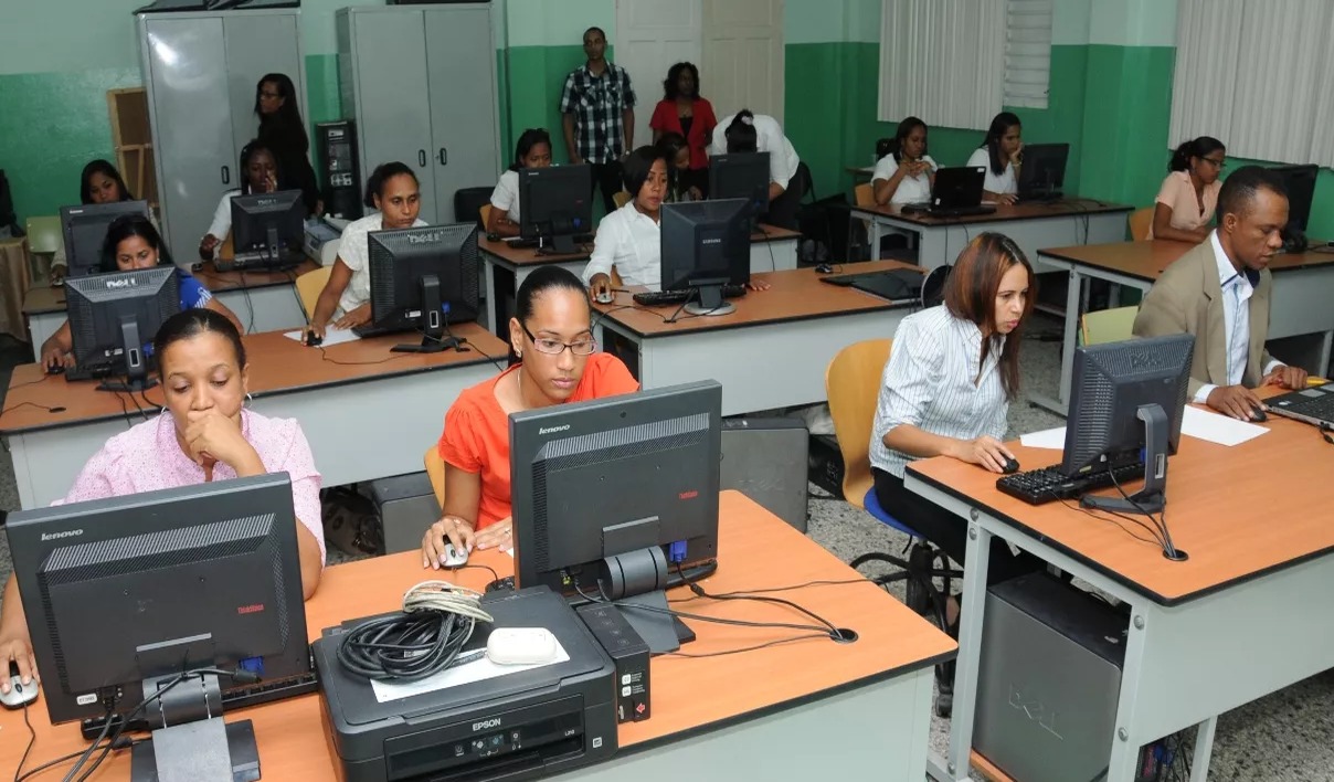 Maestros Dominicanos Reciben Incentivos por Evaluación de Desempeño