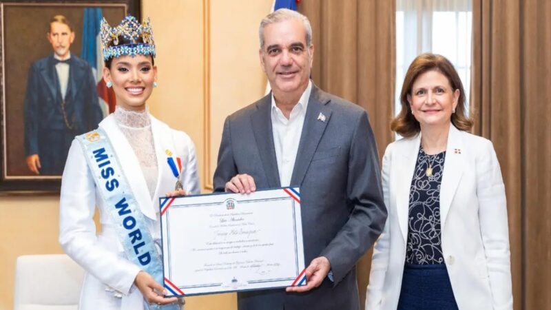 Joheirry Mola recibe la Medalla Presidencial al Mérito Civil de manos del presidente Abinader