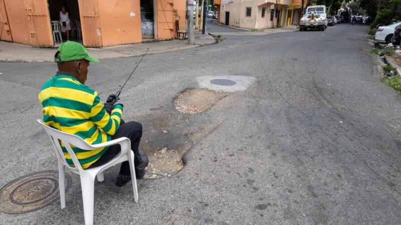 Vecinos Exigen Reasfaltado en Villa Juana tras Obras de la CAASD