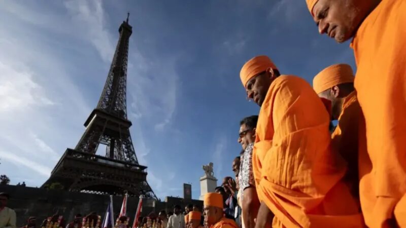 Controversia en la Torre Eiffel: Investigación por Exclusión de Mujeres en Visita Religiosa