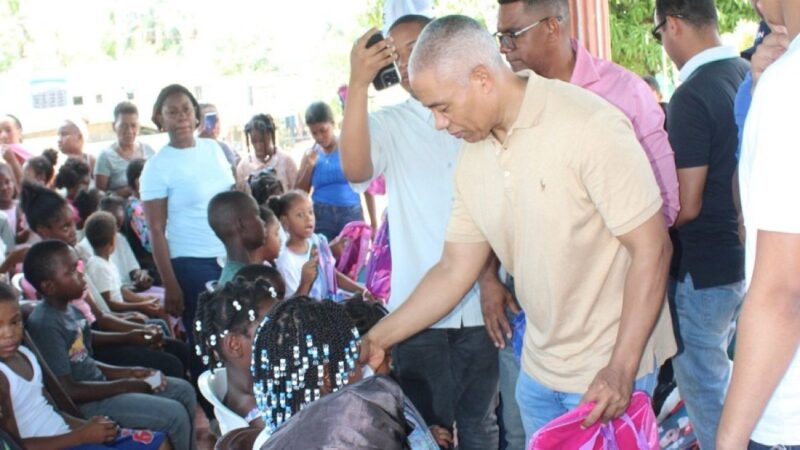 Francisco Fernández Apoya a Más de 12 Mil Niños en Santo Domingo con Útiles Escolares