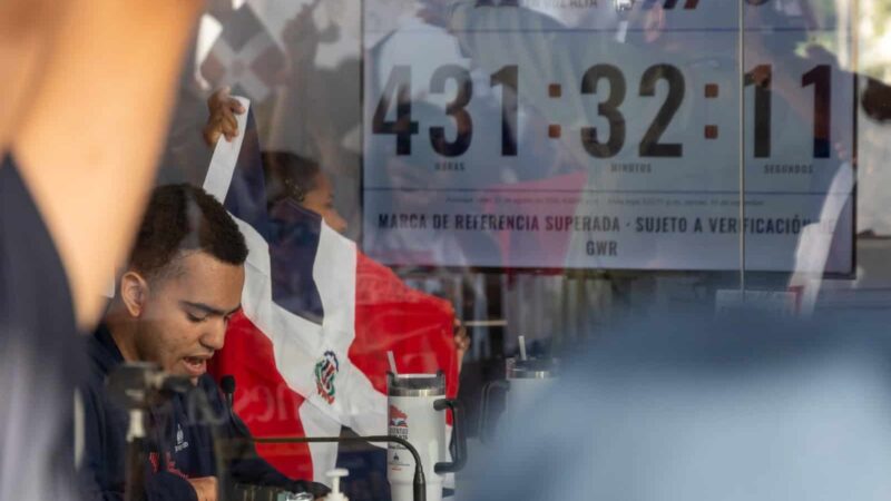 Jóvenes Dominicanos a Punto de Romper Récord Mundial de Lectura en Voz Alta