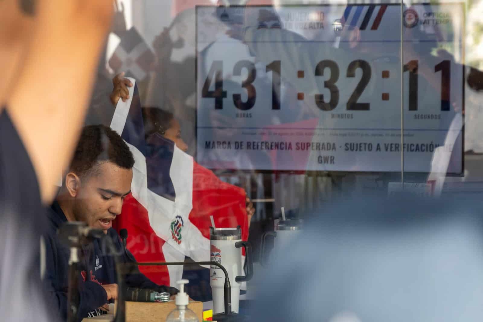 Jóvenes Dominicanos a Punto de Romper Récord Mundial de Lectura en Voz Alta