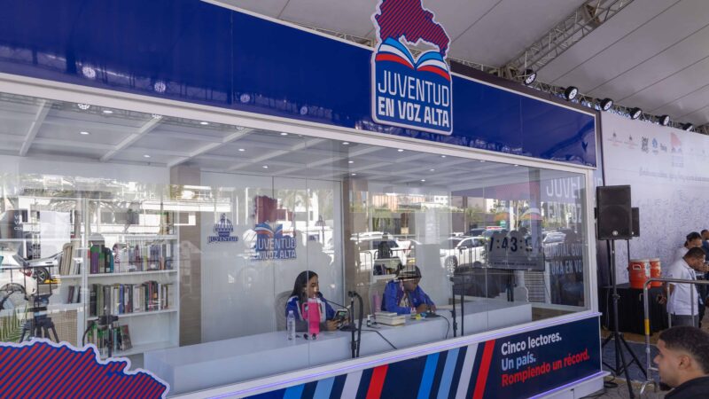 Jóvenes Dominicanos Buscan Recuperar Récord Guinness de Lectura en Voz Alta