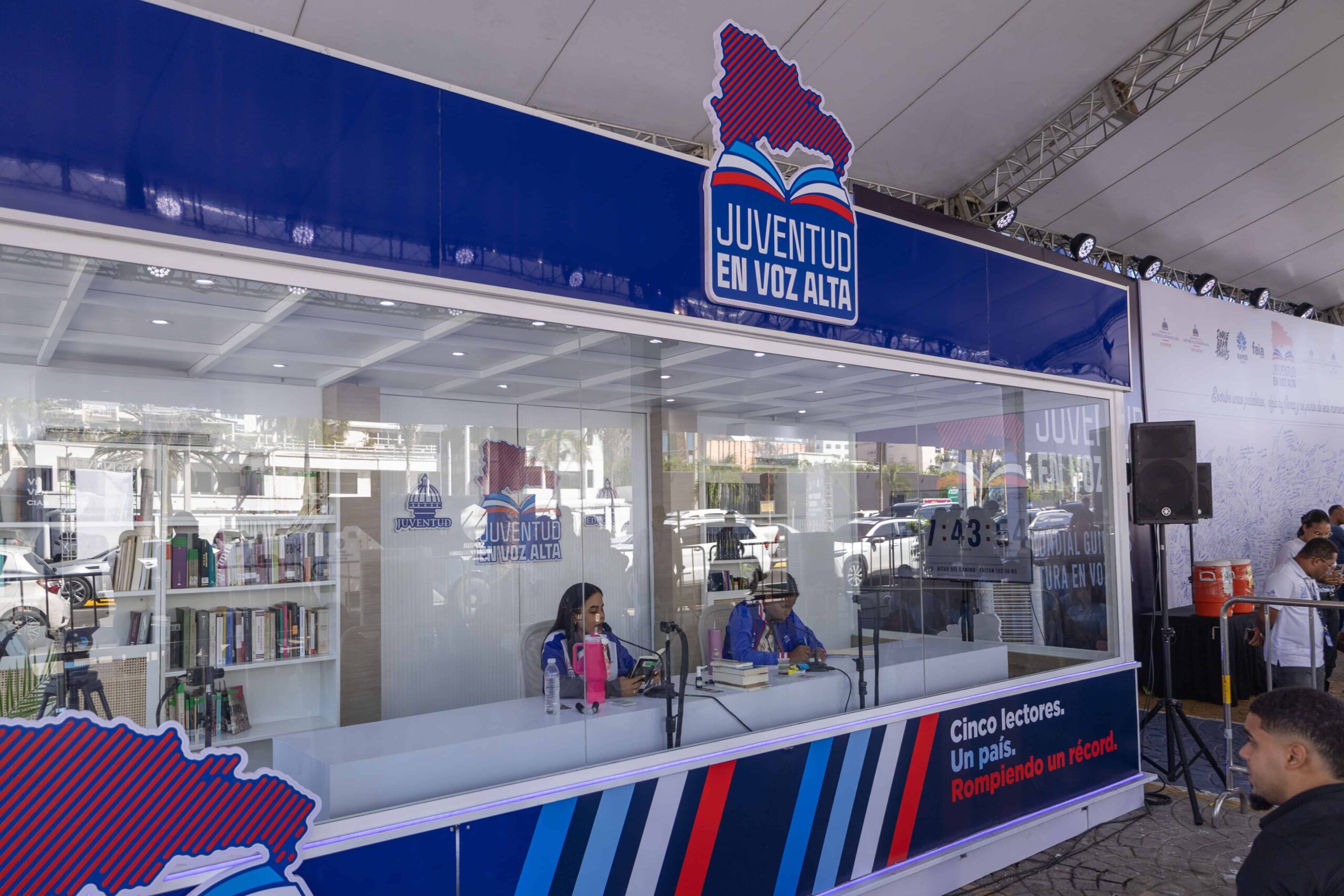 Jóvenes Dominicanos Buscan Recuperar Récord Guinness de Lectura en Voz Alta