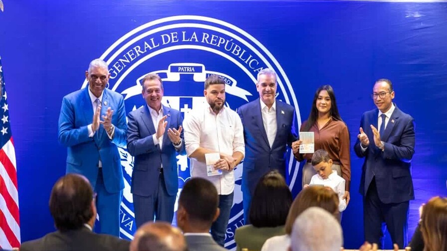 Abinader Inicia Entrega de Pasaportes Electrónicos a Dominicanos en EE.UU.