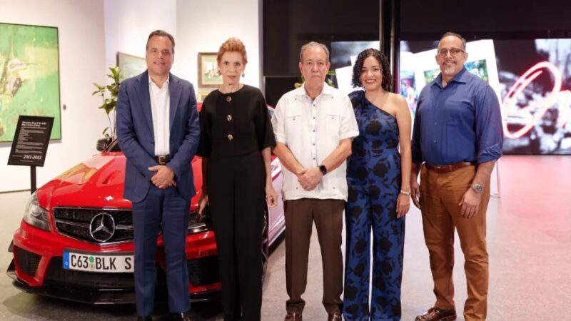 Inauguran Exposición de Ramón Oviedo en Museo Autozama