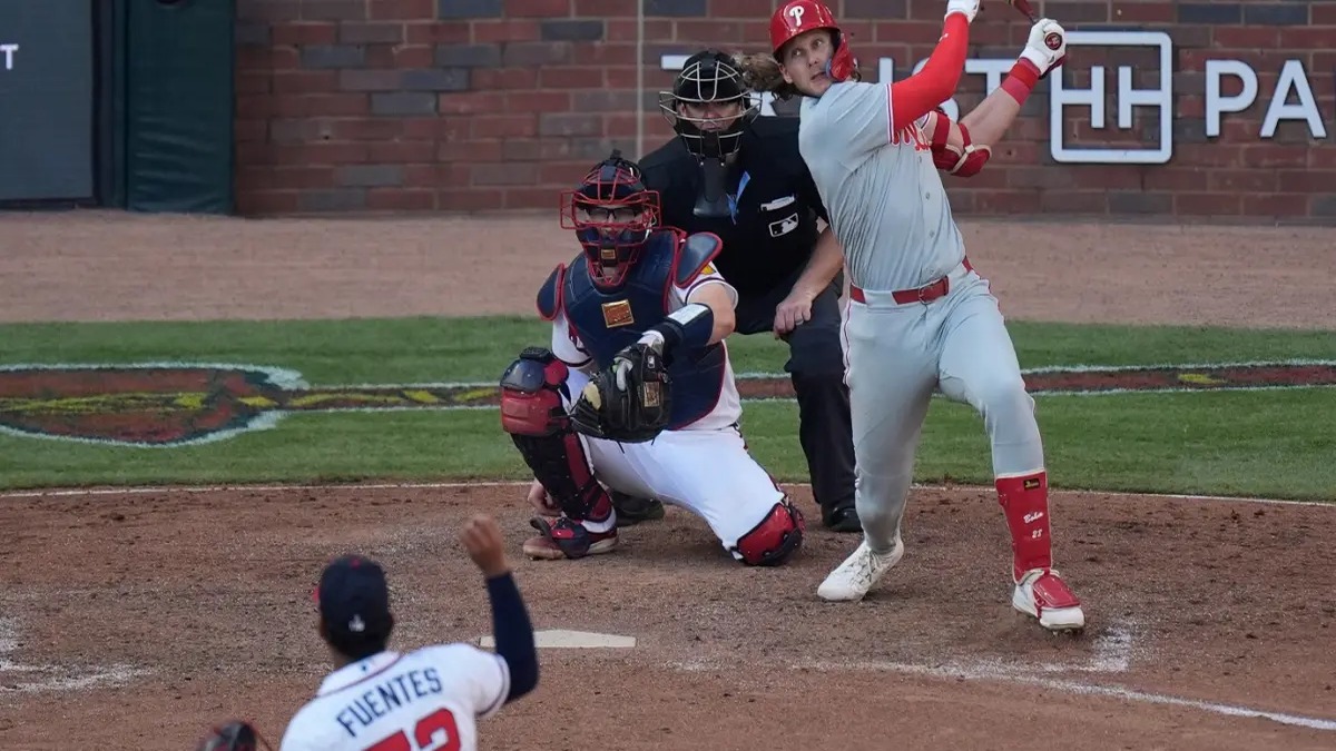 Filis Resurgen con Jonrones de Schwarber, Harper y Bohm para Mantenerse en la Pelea