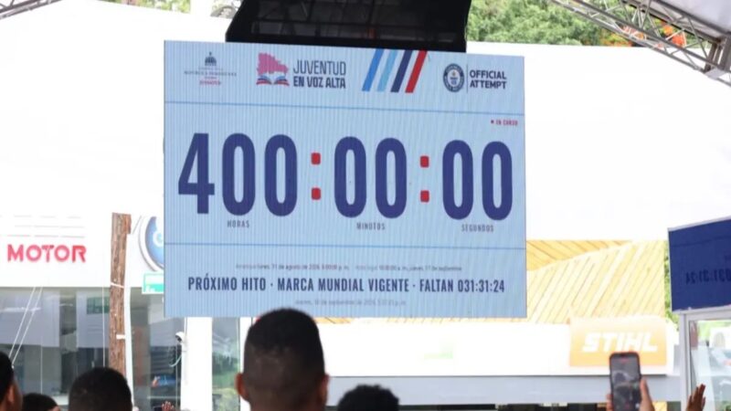 Jóvenes Dominicanos Buscan Recuperar Récord Guinness de Lectura en Voz Alta